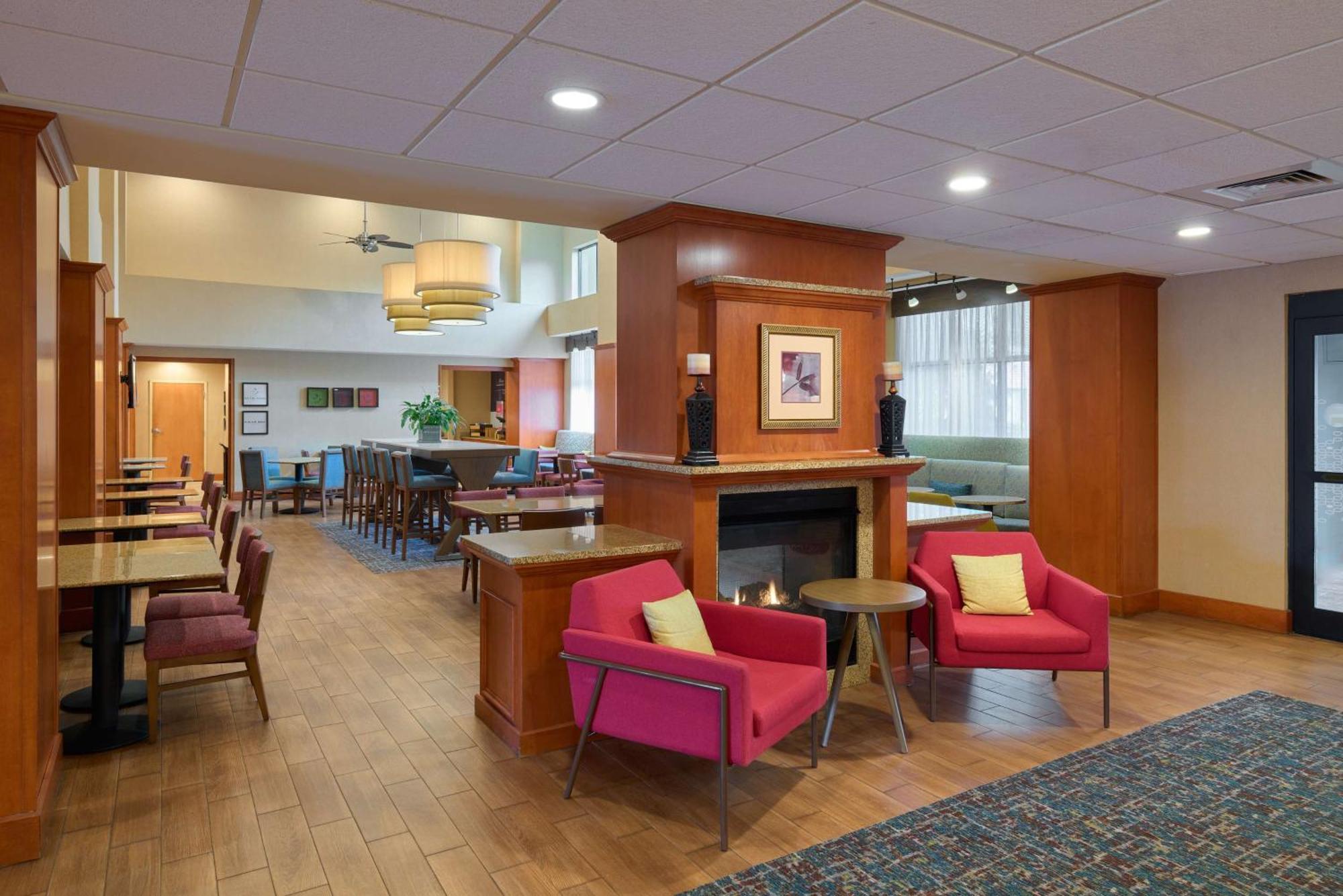 Hampton Inn & Suites Providence / Smithfield Exterior photo